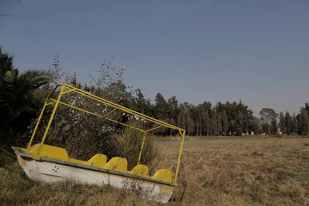 Mexiko, See in Tlahuac komplett ausgetrocknet Tlahuac Forest Lake Dries Up A boat in the middle of the Tlahuac Forest Lake dry in its entirety, due to the earthquake in 2017 that generated cracks and the escape of millions of liters of water causing the disappearance of some marine species and the activity of migratory birds. Mexico City Mexico City Mexico  Copyright: xGerardoxVieyrax originalFilename:vieyra-notitle211217_np9sN.jpg