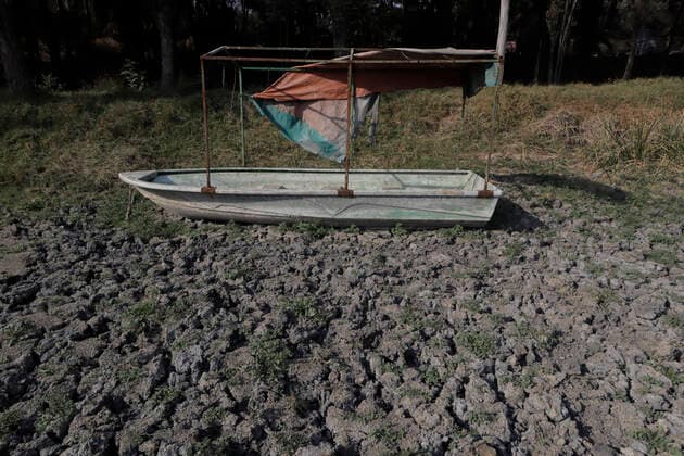 Mexiko, See in Tlahuac komplett ausgetrocknet Tlahuac Forest Lake Dries Up A boat in the middle of the Tlahuac Forest Lake dry in its entirety, due to the earthquake in 2017 that generated cracks and the escape of millions of liters of water causing the disappearance of some marine species and the activity of migratory birds. Mexico City Mexico City Mexico  Copyright: xGerardoxVieyrax originalFilename:vieyra-notitle211217_npCNt.jpg