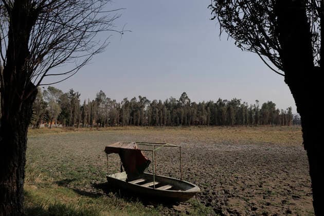 Mexiko, See in Tlahuac komplett ausgetrocknet Tlahuac Forest Lake Dries Up A boat in the middle of the Tlahuac Forest Lake dry in its entirety, due to the earthquake in 2017 that generated cracks and the escape of millions of liters of water causing the disappearance of some marine species and the activity of migratory birds. Mexico City Mexico City Mexico  Copyright: xGerardoxVieyrax originalFilename:vieyra-notitle211217_npGC0.jpg