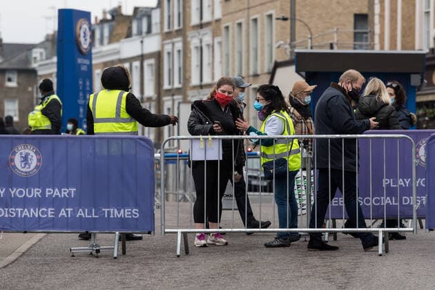 Mass Vaccination At Chelsea FC Stadium On Marathon Booster Weekend In London LONDON, UNITED KINGDOM - DECEMBER 18, 2021: People arrive at a Covid-19 mass vaccination hub at Chelsea FC s Stamford Bridge stadium, which aims to administer 10,000 jabs on the day on December 18, 2021 in London, England. Venues across the country are preparing to deliver record number of booster shots this weekend to help enhance people s protection against the Omicron variant ahead of Christmas as the UK reported 93,045 Covid-19 infections yesterday, a record number for the third consecutive day. London Greater London United Kingdom  Copyright: xWIktorxSzymanowiczx originalFilename:szymanowicz-massvacc211218_npBmn.jpg