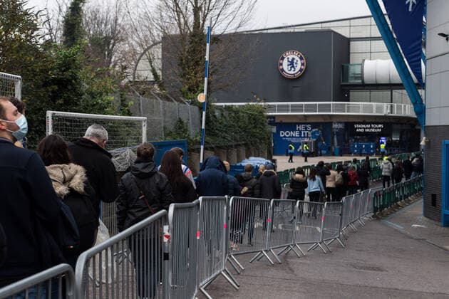 Mass Vaccination At Chelsea FC Stadium On Marathon Booster Weekend In London LONDON, UNITED KINGDOM - DECEMBER 18, 2021: People queue outside a Covid-19 mass vaccination hub at Chelsea FC s Stamford Bridge stadium, which aims to administer 10,000 jabs on the day on December 18, 2021 in London, England. Venues across the country are preparing to deliver record number of booster shots this weekend to help enhance people s protection against the Omicron variant ahead of Christmas as the UK reported 93,045 Covid-19 infections yesterday, a record number for the third consecutive day. London Greater London United Kingdom  Copyright: xWIktorxSzymanowiczx originalFilename:szymanowicz-massvacc211218_npOXp.jpg