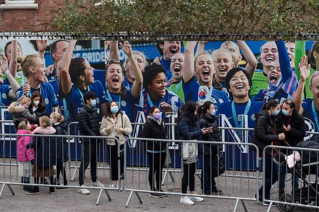 Mass Vaccination At Chelsea FC Stadium On Marathon Booster Weekend In London LONDON, UNITED KINGDOM - DECEMBER 18, 2021: People queue outside a Covid-19 mass vaccination hub at Chelsea FC s Stamford Bridge stadium, which aims to administer 10,000 jabs on the day on December 18, 2021 in London, England. Venues across the country are preparing to deliver record number of booster shots this weekend to help enhance people s protection against the Omicron variant ahead of Christmas as the UK reported 93,045 Covid-19 infections yesterday, a record number for the third consecutive day. London Greater London United Kingdom  Copyright: xWIktorxSzymanowiczx originalFilename:szymanowicz-massvacc211218_npApm.jpg