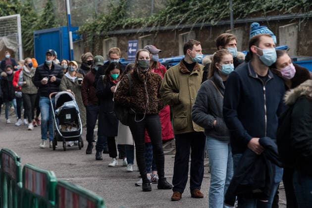 Mass Vaccination At Chelsea FC Stadium On Marathon Booster Weekend In London LONDON, UNITED KINGDOM - DECEMBER 18, 2021: People queue outside a Covid-19 mass vaccination hub at Chelsea FC s Stamford Bridge stadium, which aims to administer 10,000 jabs on the day on December 18, 2021 in London, England. Venues across the country are preparing to deliver record number of booster shots this weekend to help enhance people s protection against the Omicron variant ahead of Christmas as the UK reported 93,045 Covid-19 infections yesterday, a record number for the third consecutive day. London Greater London United Kingdom  Copyright: xWIktorxSzymanowiczx originalFilename:szymanowicz-massvacc211218_npDgj.jpg