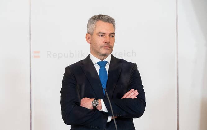 20211218 Presentation of the general crisis coordination in the fight against Covid (GECKO) VIENNA, AUSTRIA - DECEMBER 18: Federal Chancellor Karl Nehammer (OEVP) at the presentation of the general crisis coordination in the fight against Covid (GECKO) at Federal Chancellery on December 18, 2021 in Vienna, Austria. WIEN, OESTERREICH - 18. DEZEMBER: Bundeskanzler Karl Nehammer (OEVP) bei der Praesentation der Gesamtstaatlichen COVID-Krisenkoordination (GECKO) im Bundeskanzleramt am 18. Dezember 2021 in Wien, Oesterreich. 211218_SEPA_32_043 Copyright: xMartinxJuenx SEPAxMedia