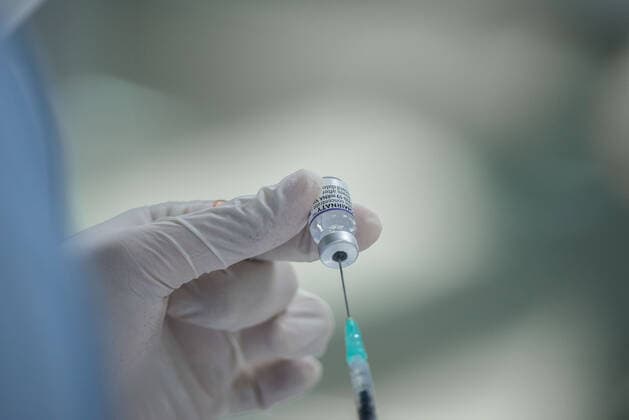 December 18, 2021, Bangkok, Thailand: A health worker prepares to administer a dose of Pfizer-BioNTech Covid-19 vaccine at the Bang Sue Grand Station, Bangkok..Thailand has accelerated Covid-19 vaccination shots and booster shot in preparation for a local spread of the Omicron variant after Thailand s Ministry of Health said last week that at least 9 cases of Omicron had been discovered in Thailand. Bangkok Thailand - ZUMAs197 20211218_zaa_s197_008 Copyright: xPeeraponxBoonyakiatx
