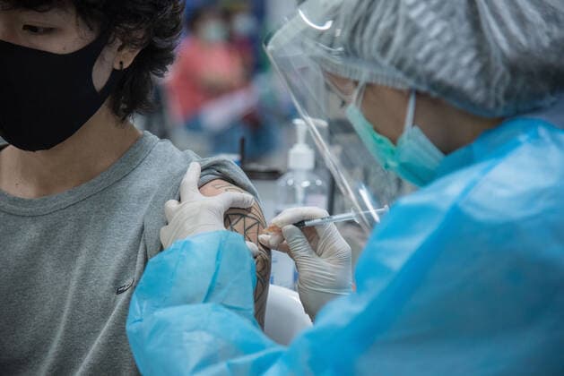 December 18, 2021, Bangkok, Thailand: A health worker administers a dose of Pfizer-BioNTech Covid-19 vaccine to a man at the Bang Sue Grand Station, Bangkok..Thailand has accelerated Covid-19 vaccination shots and booster shot in preparation for a local spread of the Omicron variant after Thailand s Ministry of Health said last week that at least 9 cases of Omicron had been discovered in Thailand. Bangkok Thailand - ZUMAs197 20211218_zaa_s197_009 Copyright: xPeeraponxBoonyakiatx