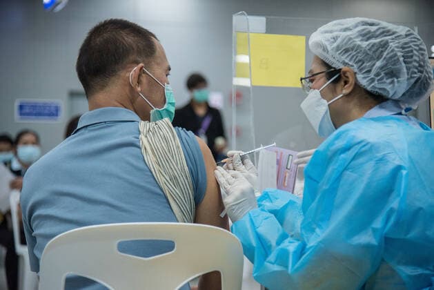 December 18, 2021, Bangkok, Thailand: A health worker administers a dose of Pfizer-BioNTech Covid-19 vaccine to a man at the Bang Sue Grand Station, Bangkok..Thailand has accelerated Covid-19 vaccination shots and booster shot in preparation for a local spread of the Omicron variant after Thailand s Ministry of Health said last week that at least 9 cases of Omicron had been discovered in Thailand. Bangkok Thailand - ZUMAs197 20211218_zaa_s197_011 Copyright: xPeeraponxBoonyakiatx