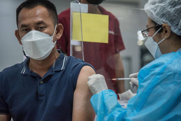 December 18, 2021, Bangkok, Thailand: A health worker administers a dose of Pfizer-BioNTech Covid-19 vaccine to a man at the Bang Sue Grand Station, Bangkok..Thailand has accelerated Covid-19 vaccination shots and booster shot in preparation for a local spread of the Omicron variant after Thailand s Ministry of Health said last week that at least 9 cases of Omicron had been discovered in Thailand. Bangkok Thailand - ZUMAs197 20211218_zaa_s197_013 Copyright: xPeeraponxBoonyakiatx