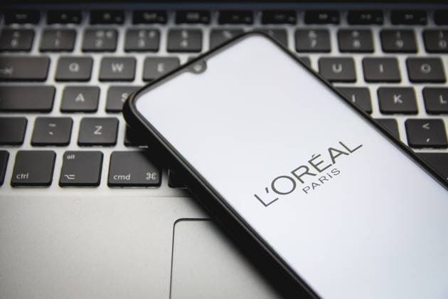 Logo Photo Illustration In this photo illustration a L Oreal logo seen displayed on a smartphone screen with a computer keyword in the background in Athens, Greece on December 18, 2021. Athens Greece  Copyright: xNikolasxKokovlisx originalFilename:kokovlis-notitle211218_npvR6.jpg