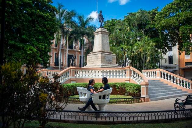Lovers couple in The Parque Hidalgo and statue of Manuel Cepeda Peraza, Merida, Yucatan, Mexico Yucatan Mexico Copyright: xSergixReboredox SRE-076-ER2028