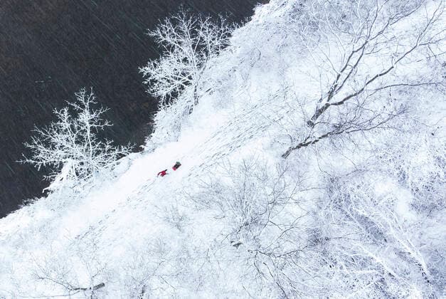 (211218) -- MISSISSAUGA (CANADA), Dec. 18, 2021 -- Aerial photo taken on Dec. 18, 2021 shows people enjoying a snowy day in a park in Mississauga, the Greater Toronto Area, Canada. A snowfall hit the Greater Toronto Area on Saturday. (Photo by Xinhua) CANADA-GREATER TORONTO AREA-MISSISSAUGA-SNOWFALL ZouxZheng 
