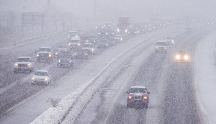(211218) -- MISSISSAUGA (CANADA), Dec. 18, 2021 -- Vehicles are seen on Highway 403 during a snowy day in Mississauga, the Greater Toronto Area, Canada, on Dec. 18, 2021. A snowfall hit the Greater Toronto Area on Saturday. (Photo by Xinhua) CANADA-GREATER TORONTO AREA-MISSISSAUGA-SNOWFALL ZouxZheng 