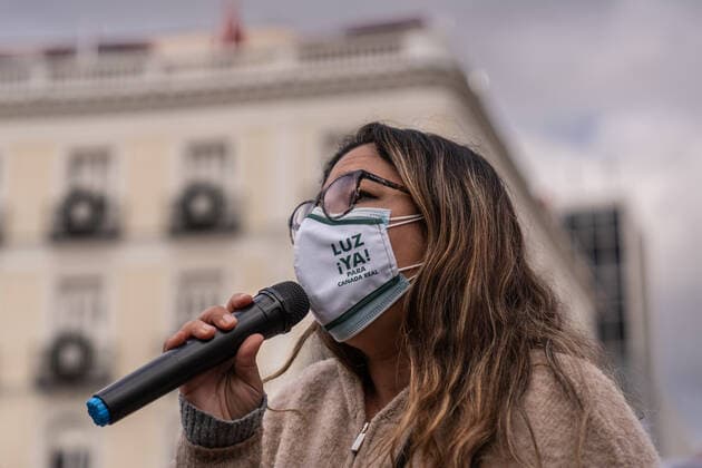 December 19, 2021, Madrid, Spain: A woman wearing a facemask that reads Electricity Now (Luz Ya) speaks to protesters during the demonstration..A group of people chanting slogans demonstrate in Puerta del Sol, Madrid city center, demanding for the return of electricity service contracts for the neighborhoods and monitoring tables for the Canada Real. They demand the end of this situation, since they have been without electricity services since October 2020. Madrid Spain - ZUMAs197 20211219_zaa_s197_074 Copyright: xGuillermoxGutierrezxCarrascalx