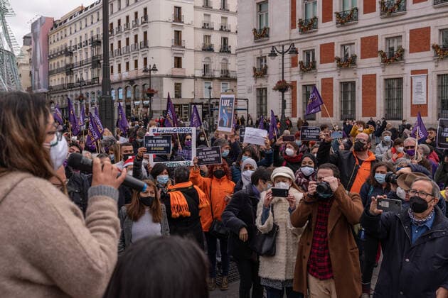 December 19, 2021, Madrid, Spain: A woman speaks to protesters during the demonstration..A group of people chanting slogans demonstrate in Puerta del Sol, Madrid city center, demanding for the return of electricity service contracts for the neighborhoods and monitoring tables for the Canada Real. They demand the end of this situation, since they have been without electricity services since October 2020. Madrid Spain - ZUMAs197 20211219_zaa_s197_085 Copyright: xGuillermoxGutierrezxCarrascalx