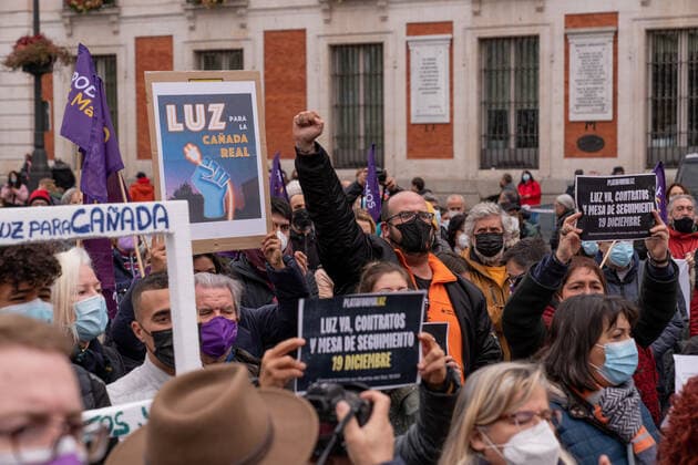 December 19, 2021, Madrid, Spain: A protester makes a gesture during the demonstration..A group of people chanting slogans demonstrate in Puerta del Sol, Madrid city center, demanding for the return of electricity service contracts for the neighborhoods and monitoring tables for the Canada Real. They demand the end of this situation, since they have been without electricity services since October 2020. Madrid Spain - ZUMAs197 20211219_zaa_s197_089 Copyright: xGuillermoxGutierrezxCarrascalx