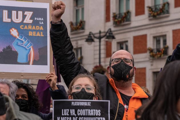 December 19, 2021, Madrid, Spain: A protester makes a gesture during the demonstration..A group of people chanting slogans demonstrate in Puerta del Sol, Madrid city center, demanding for the return of electricity service contracts for the neighborhoods and monitoring tables for the Canada Real. They demand the end of this situation, since they have been without electricity services since October 2020. Madrid Spain - ZUMAs197 20211219_zaa_s197_090 Copyright: xGuillermoxGutierrezxCarrascalx