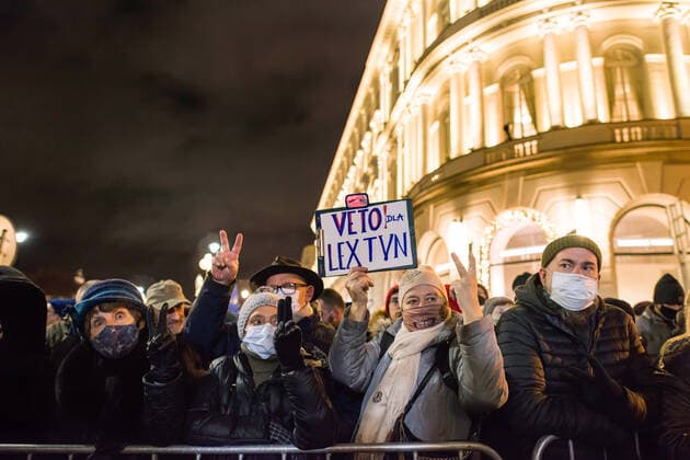 News Themen der Woche KW50 News Bilder des Tages December 19, 2021, Warsaw, Mazowiecke, Poland: Demonstrators gesture and hold a placard during the protest..Thousands of people came to the presidential palace in Warsaw to protest against restrictions of media freedom by the Polish government. On Friday 17th of December a bill to restrict foreign ownership of Polish media was unexpectedly passed by the Polish parliament. The proposed law is seen to be aimed in particular at Poland™s largest private broadcaster US-owned TVN, whose coverage is often critical of the government and is seen by many as a TV station that defends freedom of speech. The bill (called Lex TVN) now heads to the president, Andrzej Duda, who must decide whether to sign it into law. If he does so, it could pro - ZUMAs197 20211219_zaa_s197_239 Copyright: xAttilaxHusejnowx
