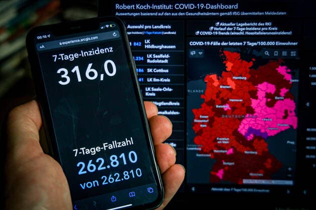 Coronavirus in Germany Covid 19 Dashboard of the Robert Koch Institute 20 12 2021 Robert Koch Institute 7 days Incidence 316.0 7 days Number of cases 262 810 COVID 19 cases 6 809 622 Addition of 16 086 compared to the previous day COVID 19 deaths 108 352 Addition of 119 compared to the previous day
