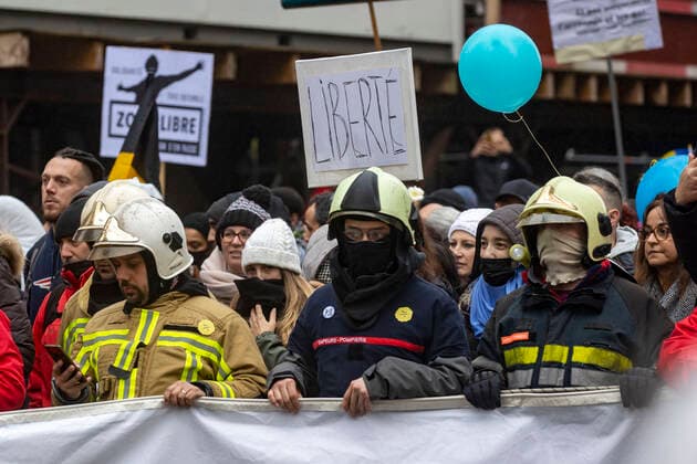 News Themen der Woche KW50 19.12.2021 , Brüssel , Belgien , Demo Demonstration von Querdenken Querdenkern Coronaleugnern Impfgegnern in der belgischen Hauptstadt mit tausenden Teilnehmern , bei Einbruch der Dunkelheit Ausschreitungen , es fliegen Steine , Flaschen und Böller in Richtung der Polizei. *** 19 12 2021 , Brussels , Belgium , Demo demonstration of lateral thinking lateral thinkers corona deniers vaccination opponents in the Belgian capital with thousands of participants , at nightfall riots , it fly stones , bottles and firecrackers in the direction of the police