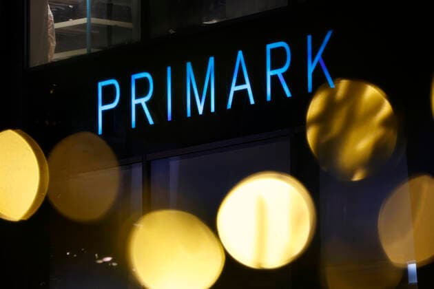 Das Logo des Modediscounters Primark an der Filiale in Wuppertal. (Themenbild, Symbolbild) Wuppertal, 16.12.2021 *** The logo of the fashion discounter Primark at the branch in Wuppertal Theme image, symbol image Wuppertal, 16 12 2021 Foto:xC.xHardtx xFuturexImage