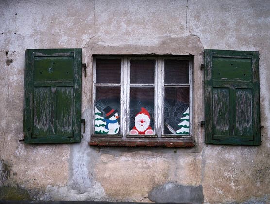 Weihnachten GER, 20211211, Weihnachten, Dekoration am Fenster in Brandenburg *** Christmas GER, 20211211, Christmas, decoration on the window in Brandenburg