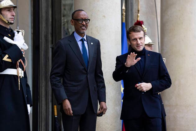 News Themen der Woche KW51 News Bilder des Tages Paris, France, December 20, 2021 - France s President Emmanuel Macron welcomes Rwanda s President Paul Kagame prior to a lunch focused on the preparation of the summit between the European Union and the African Union at the presidential Elysee Palace.  Copyright: xAlexisxSciardx