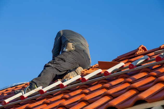 Dachdeckerarbeiten, Neueindeckung eines Ziegeldaches *** Roofing work, new covering of a tiled roof Copyright: xUdoxHerrmannx