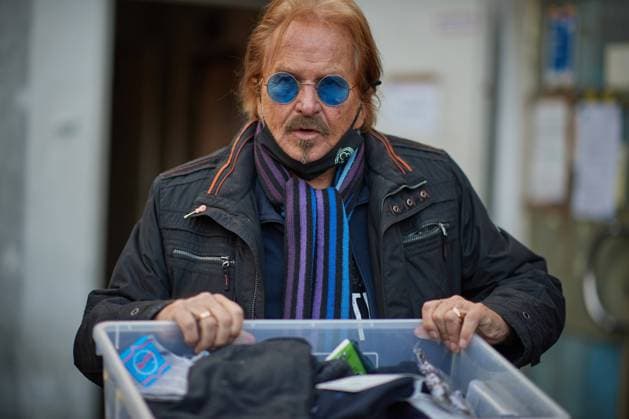 Der Saenger und Entertainer Frank Zander hat am Montag (20.12.2021) weitere Spenden fuer Obdachlose an die Berliner Stadtmission uebergeben. (Foto: Frank Zander mit einer Kiste voller Socken) Wie der christliche Sozialtraeger mitteilte, beendete Zander damit zugleich seine diesjaehrige Tour zugunsten Obdachloser in der Stadt, bei der er zuvor unter anderem warme Mahlzeiten ausgeteilt hatte. Zander organisiert traditionell ein Weihnachtsessen fuer Obdachlose, das allerdings wegen der Coronavirus-Pandemie auch in diesem Jahr nicht in der gewohnten Form stattfinden konnte. (Siehe epd-Meldung vom 20.12.2021) Frank Zander spendet Socken und Geld fuer Berliner Stadtmission *** The singer and entertainer Frank Zander handed over more donations for Copyright: epd-bild ChristianxDitsch EDITORIAL USE ONLY