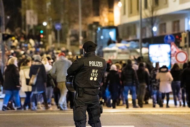 News Themen der Woche KW51 News Bilder des Tages In Rostock haben sich am Montagabend Menschen zu einer Demonstration gegen Corona-Maßnahmen versammelt. Die Polizei sperrte eine mehrspurige Straße als Versammlungsgelände ab. ROSTOCK *** People gathered in Rostock on Monday evening for a demonstration against Corona measures Police closed off a multi-lane road as an assembly area ROSTOCK Copyright: FrankxHormannx xnordlicht