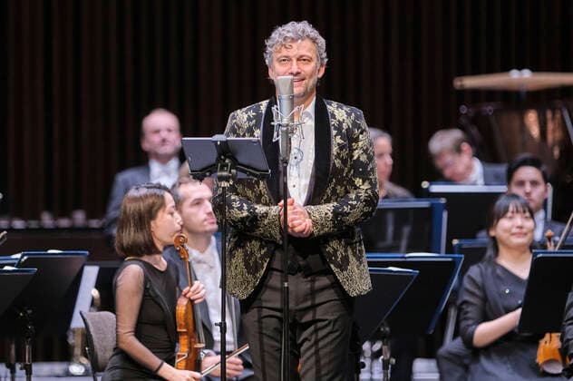 Jonas Kaufmann and the Deutsche Staatsphilharmonie Rheinland Pfalz conducted by Jochen Rieder at a Christmas concert celebrating Jonas Kaufmanns new CD It s Christmas at the Kuppelsaal Hannover, 20, 11 2021 Foto:xU.xStammx xFuturexImage