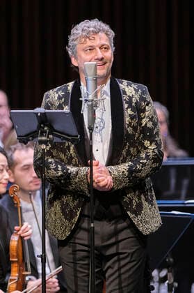 Jonas Kaufmann and the Deutsche Staatsphilharmonie Rheinland Pfalz conducted by Jochen Rieder at a Christmas concert celebrating Jonas Kaufmanns new CD It s Christmas at the Kuppelsaal Hannover, 20, 11 2021 Foto:xU.xStammx xFuturexImage