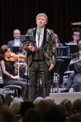 Jonas Kaufmann and the Deutsche Staatsphilharmonie Rheinland Pfalz conducted by Jochen Rieder at a Christmas concert celebrating Jonas Kaufmanns new CD It s Christmas at the Kuppelsaal Hannover, 20, 11 2021 Foto:xU.xStammx xFuturexImage