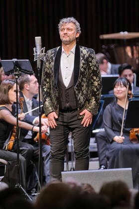 Jonas Kaufmann and the Deutsche Staatsphilharmonie Rheinland Pfalz conducted by Jochen Rieder at a Christmas concert celebrating Jonas Kaufmanns new CD It s Christmas at the Kuppelsaal Hannover, 20, 11 2021 Foto:xU.xStammx xFuturexImage
