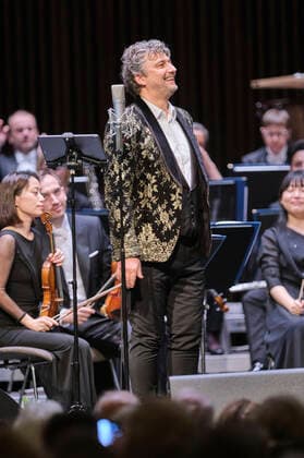Jonas Kaufmann and the Deutsche Staatsphilharmonie Rheinland Pfalz conducted by Jochen Rieder at a Christmas concert celebrating Jonas Kaufmanns new CD It s Christmas at the Kuppelsaal Hannover, 20, 11 2021 Foto:xU.xStammx xFuturexImage
