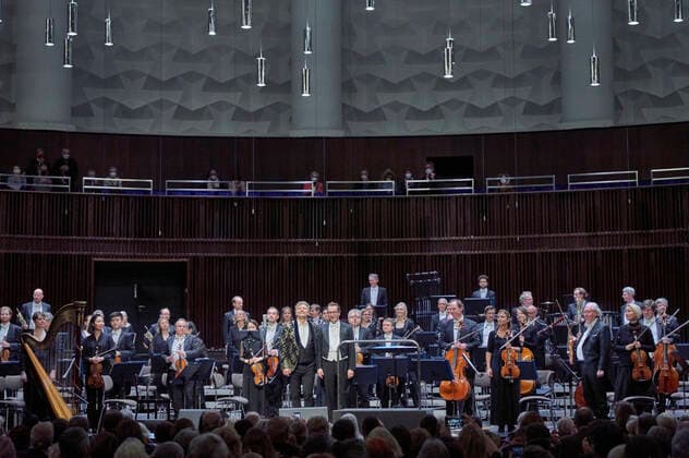 Jonas Kaufmann and the Deutsche Staatsphilharmonie Rheinland Pfalz conducted by Jochen Rieder at a Christmas concert celebrating Jonas Kaufmanns new CD It s Christmas at the Kuppelsaal Hannover, 20, 11 2021 Foto:xU.xStammx xFuturexImage