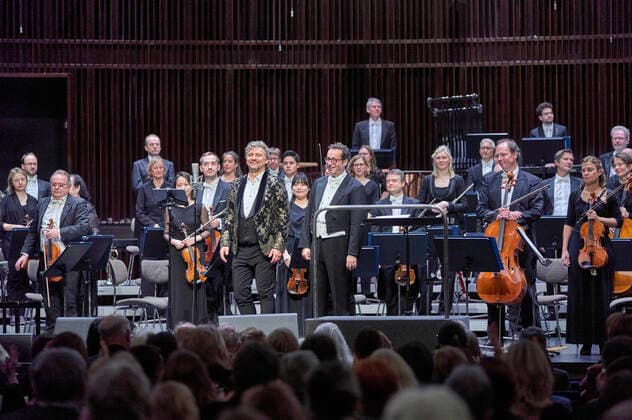 Jonas Kaufmann and the Deutsche Staatsphilharmonie Rheinland Pfalz conducted by Jochen Rieder at a Christmas concert celebrating Jonas Kaufmanns new CD It s Christmas at the Kuppelsaal Hannover, 20, 11 2021 Foto:xU.xStammx xFuturexImage
