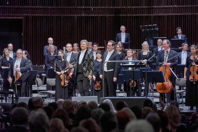 Jonas Kaufmann and the Deutsche Staatsphilharmonie Rheinland Pfalz conducted by Jochen Rieder at a Christmas concert celebrating Jonas Kaufmanns new CD It s Christmas at the Kuppelsaal Hannover, 20, 11 2021 Foto:xU.xStammx xFuturexImage