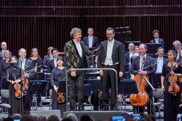Jonas Kaufmann and the Deutsche Staatsphilharmonie Rheinland Pfalz conducted by Jochen Rieder at a Christmas concert celebrating Jonas Kaufmanns new CD It s Christmas at the Kuppelsaal Hannover, 20, 11 2021 Foto:xU.xStammx xFuturexImage