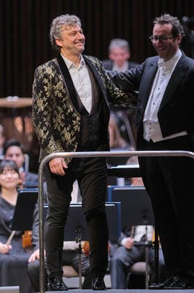 Jonas Kaufmann and the Deutsche Staatsphilharmonie Rheinland Pfalz conducted by Jochen Rieder at a Christmas concert celebrating Jonas Kaufmanns new CD It s Christmas at the Kuppelsaal Hannover, 20, 11 2021 Foto:xU.xStammx xFuturexImage