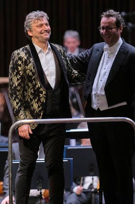 Jonas Kaufmann and the Deutsche Staatsphilharmonie Rheinland Pfalz conducted by Jochen Rieder at a Christmas concert celebrating Jonas Kaufmanns new CD It s Christmas at the Kuppelsaal Hannover, 20, 11 2021 Foto:xU.xStammx xFuturexImage