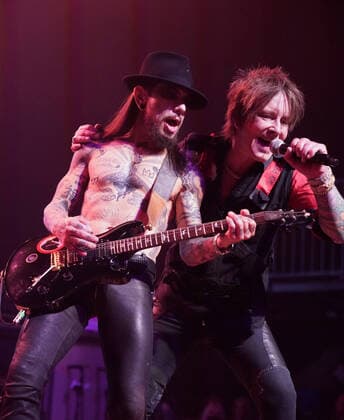 Bilder des Jahres 2021, Entertainment 12 Dezember Entertainment Themen der Woche KW51 December 21, 2021, Hollywood, CA, USA: Musicians - DAVID NAVARRO and BILLY MORRISON together on stage at the 3rd Annual Above Ground Benefit Concert. Guitarists Dave Navarro (JaneÃ¢â‚¬â ¢s Addiction) and Billy Morrison (Billy Idol) and an all-star band headlined their third Ã¢â‚¬oeABOVE GROUNDÃ¢â‚¬Â benefit concert on December 20, 2021, at The Fonda Theatre, Hollywood, CA. After sitting out 2020 because of Covid, Navarro and Morrison were joined by a diverse group of special guests including Perry Farrell, Etty Lau Farrell, Corey Taylor, Mark McGrath, Steve Stevens, Franky Perez, Anthony Keidis (Red Hot Chile Peppers), Dexter Holland, and more..As with previous successful events in 2018 and 2019, this immersive evening of art and music - ZUMAmt3_ 20211221_zaf_mt3_001 Copyright: xScottxMitchellx