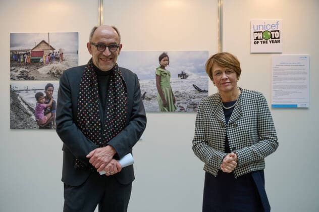Bilder des Jahres 2021, News 12 Dezember News Themen der Woche KW51 News Bilder des Tages Unicef-Schirmherrin Elke Buedenbender und Peter-Matthias Gaede, Unicef-Vorstand, vor dem Unicef-Foto des Jahres 2021 in der Ausstellung im Haus der Bundespressekonferenz in Berlin (Foto vom 21.12.2021). Das Siegerfoto des indischen Fotografen Supratim Bhattacharjee aus den indischen Sundarbans zeigt ein elfjaehriges indisches Maedchen, dessen Teeausschank von einem verheerenden Wirbelsturm auf das offene Meer gefegt wurde. (Siehe epd-Meldung vom 21.12.2021) Unicef-Foto des Jahres zeigt indisches Maedchen vor verwuesteter Kueste *** Unicef patron Elke Buedenbender and Peter Matthias Gaede, Unicef Executive Board, in front of the Unicef Photo of the Year 2021 in the exhibition at the Haus der Bundespressekonferenz in Berlin Photo taken 21 12 Copyright: epd-bild ChristianxDitsch EDITORIAL USE ONLY