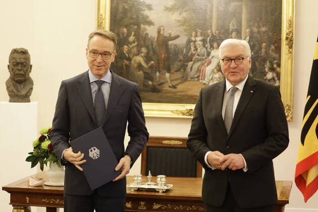 News Themen der Woche KW51 News Bilder des Tages Dr. Jens Weidmann Präsident der Deutschen Bundesbank, Bundespräsident Frank-Walter Steinmeier, Deutschland, Berlin, Schloss Bellevue , Aushändigung der Entlassungsurkunde an den Präsidenten der Deutschen Bundesbank Jens Weidmann *** Dr Jens Weidmann President of the Deutsche Bundesbank, Federal President Frank Walter Steinmeier, Germany, Berlin, Bellevue Palace , Handing over the certificate of dismissal to the President of the Deutsche Bundesbank Jens Weidmann