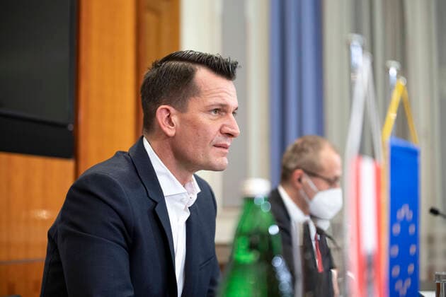 Press conference in hte Social Ministry Vienna regarding the international Omikron status Pressekonferenz im Sozialministerium in Wien über den internationalen Stand zu Omikron und aktuellen Entwicklungen in der Pandemiebekämpfung. Im Bild: WHO - Regionaldirektor für Europa Dr. Hans Henri P. Kluge sowie Gesundheitsminister Wolfgang Mückstein (GRÜNE). Wien, Österreich. 21.12.2021