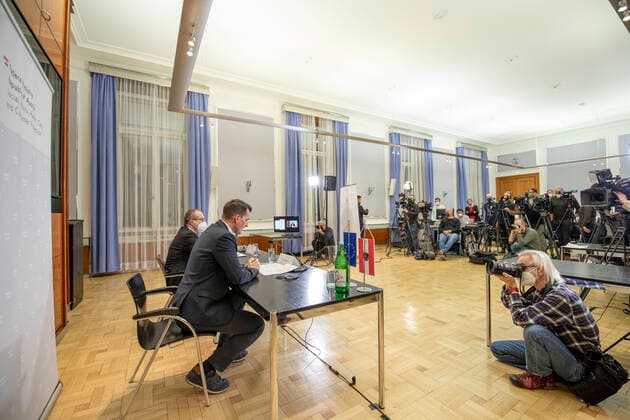 Press conference in hte Social Ministry Vienna regarding the international Omikron status Pressekonferenz im Sozialministerium in Wien über den internationalen Stand zu Omikron und aktuellen Entwicklungen in der Pandemiebekämpfung. Im Bild: WHO - Regionaldirektor für Europa Dr. Hans Henri P. Kluge sowie Gesundheitsminister Wolfgang Mückstein (GRÜNE). Wien, Österreich. 21.12.2021