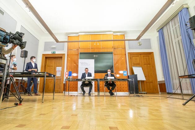 Press conference in hte Social Ministry Vienna regarding the international Omikron status Pressekonferenz im Sozialministerium in Wien über den internationalen Stand zu Omikron und aktuellen Entwicklungen in der Pandemiebekämpfung. Im Bild: WHO - Regionaldirektor für Europa Dr. Hans Henri P. Kluge sowie Gesundheitsminister Wolfgang Mückstein (GRÜNE). Wien, Österreich. 21.12.2021
