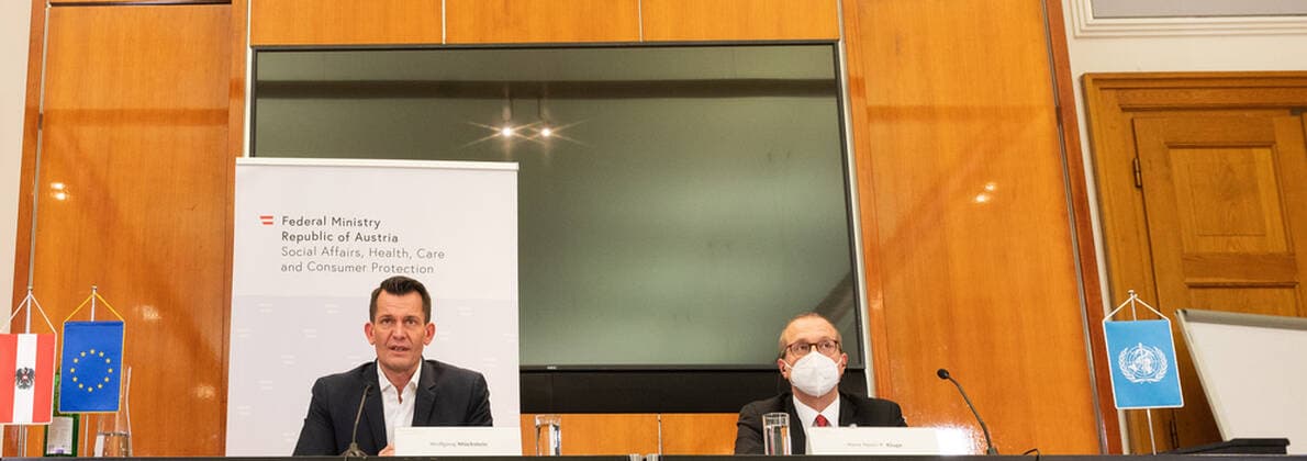 20211221 WHO Regional Director for Europe visits the Minister of Health VIENNA, AUSTRIA - DECEMBER 21: Minister for social affairs Wolfgang Mueckstein (Green Party) and WHO Regional Director for Europe Hans Henri P. Kluge at a press conference on the occasion of the vitist of the WHO Regional Director for Europe at Ministry of Social Affairs on December 21, 2021 in Vienna, Austria. WIEN, OESTERREICH - 21. DEZEMBER: Sozialminister Wolfgang Mueckstein (Gruene) und WHO-Regionaldirektor fuer Europa Hans Henri P. Kluge bei einer Pressekonferenz anlaesslich des Arbeitsbesuchs des WHO-Regionaldirektors fuer Europa im Sozialministerium am 21. Dezember 2021 in Wien, Oesterreich. 211221_SEPA_32_028 Copyright: xMartinxJuenx SEPAxMedia