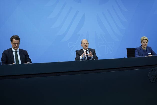 Federal Chancellor Scholz, Minister President Wüst and Governing Mayor Giffey Press conference by Federal Chancellor Scholz, Minister President Wüst and Governing Mayor Giffey following consultations with the heads of government of the federal states In the Chancellery on 21 12 2021 Berlin Chancellery Berlin GER