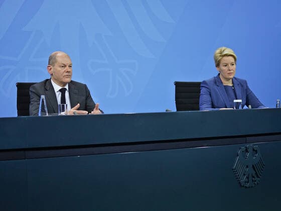 Federal Chancellor Scholz and Governing Mayor Giffey Press conference by Federal Chancellor Scholz, Minister President Wüst and Governing Mayor Giffey following the consultations with the heads of government of the federal states In the Chancellery on 21 12 2021 Berlin Chancellery Berlin GER
