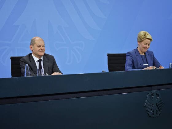 Federal Chancellor Scholz and Governing Mayor Giffey Press conference by Federal Chancellor Scholz, Minister President Wüst and Governing Mayor Giffey following the consultations with the heads of government of the federal states In the Chancellery on 21 12 2021 Berlin Chancellery Berlin GER